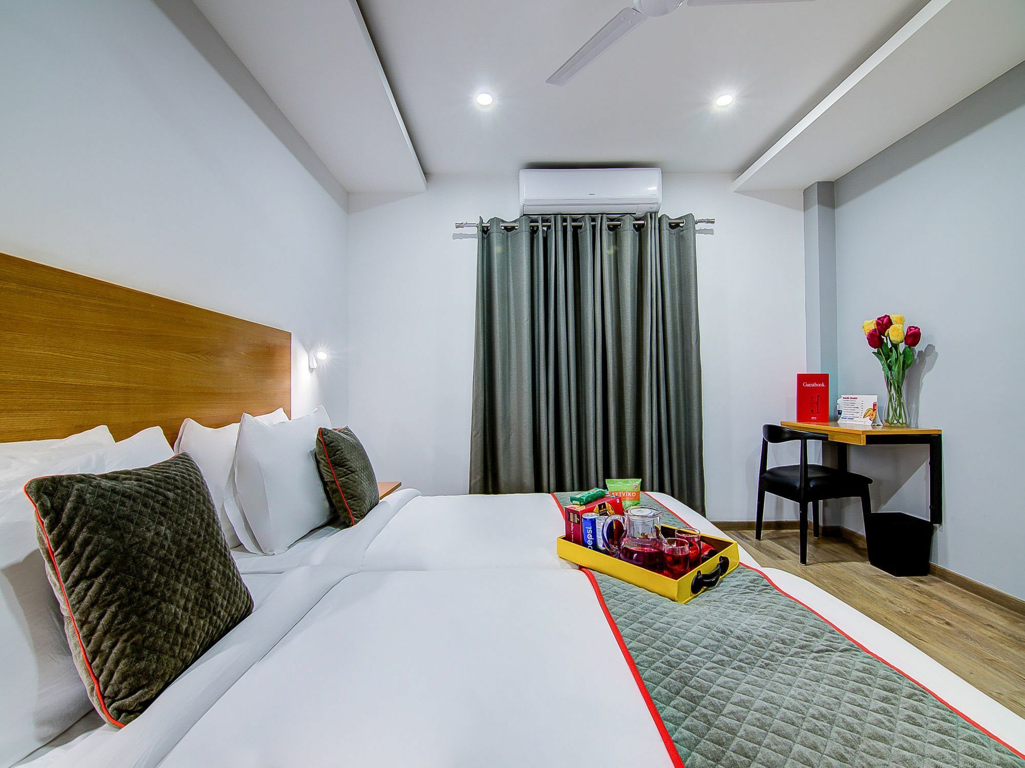 Oyo Townhouse 034 -Halcyon Hitech City Road Hyderabad Eksteriør bilde